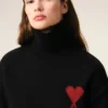 Jersey negro de cuello alto de lana con «Ami de Coeur» en contraste Jersey negro de cuello alto de lana con «Ami de Coeur» en contraste