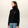 Jersey negro de cuello alto de lana con «Ami de Coeur» en contraste Jersey negro de cuello alto de lana con «Ami de Coeur» en contraste