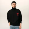 Jersey negro de cuello alto de lana con «Ami de Coeur» en contraste Jersey negro de cuello alto de lana con «Ami de Coeur» en contraste