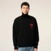 Jersey negro de cuello alto de lana con «Ami de Coeur» en contraste Jersey negro de cuello alto de lana con «Ami de Coeur» en contraste