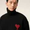 Jersey negro de cuello alto de lana con «Ami de Coeur» en contraste Jersey negro de cuello alto de lana con «Ami de Coeur» en contraste