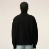 Jersey negro de cuello alto de lana con «Ami de Coeur» en contraste Jersey negro de cuello alto de lana con «Ami de Coeur» en contraste
