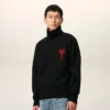 Jersey negro de cuello alto de lana con «Ami de Coeur» en contraste Jersey negro de cuello alto de lana con «Ami de Coeur» en contraste