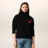 Jersey negro de cuello alto de lana con «Ami de Coeur» en contraste Jersey negro de cuello alto de lana con «Ami de Coeur» en contraste