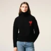 Jersey negro de cuello alto de lana con «Ami de Coeur» en contraste Jersey negro de cuello alto de lana con «Ami de Coeur» en contraste