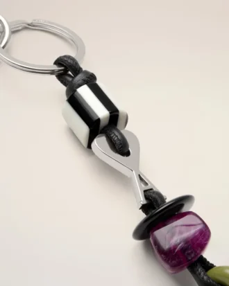 llavero ami de coeur con perlas de piel negra y metal 2 330x413 - Llavero Ami de Coeur con perlas, de piel negra y metal