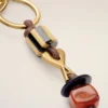 Llavero Ami de Coeur de cuero marrón y metal con perlas Llavero Ami de Coeur de cuero marrón y metal con perlas