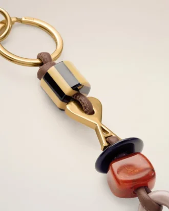 Llavero Ami de Coeur de cuero marrón y metal con perlas Llavero Ami de Coeur de cuero marrón y metal con perlas