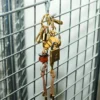 Llavero Ami de Coeur de cuero marrón y metal con perlas Llavero Ami de Coeur de cuero marrón y metal con perlas