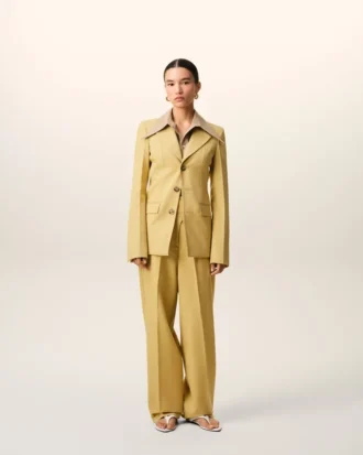 Pantalones amarillos de lana nueva con cinturón envuelto