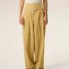 Pantalones amarillos de lana nueva con cinturón envuelto