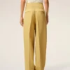 Pantalones amarillos de lana nueva con cinturón envuelto