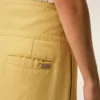 Pantalones amarillos de lana nueva con cinturón envuelto