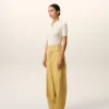 Pantalones amarillos de lana nueva con cinturón envuelto