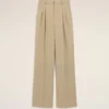 Pantalones beige de lana virgen con cintura alta y pierna ancha Pantalones beige de lana virgen con cintura alta y pierna ancha