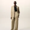Pantalones beige de lana virgen con cintura alta y pierna ancha Pantalones beige de lana virgen con cintura alta y pierna ancha