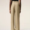 Pantalones beige de lana virgen con cintura alta y pierna ancha Pantalones beige de lana virgen con cintura alta y pierna ancha