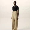 Pantalones beige de lana virgen con cintura alta y pierna ancha Pantalones beige de lana virgen con cintura alta y pierna ancha