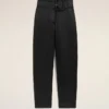 Pantalones con cinturón de satén negro con hebilla Pantalones con cinturón de satén negro con hebilla