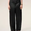 Pantalones con cinturón de satén negro con hebilla Pantalones con cinturón de satén negro con hebilla