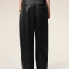 Pantalones con cinturón de satén negro con hebilla Pantalones con cinturón de satén negro con hebilla