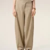 Pantalones con cinturón envuelto de algodón beige Pantalones con cinturón envuelto de algodón beige