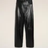Pantalones con cinturón envuelto en piel de cordero negra
