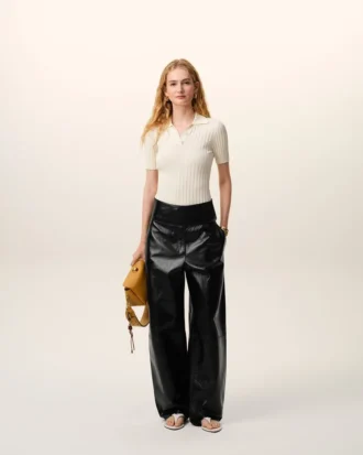Pantalones con cinturón envuelto en piel de cordero negra