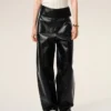 Pantalones con cinturón envuelto en piel de cordero negra