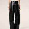 Pantalones con cinturón envuelto en piel de cordero negra