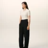 Pantalones negros de lana nueva con cinturón cruzado