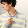 Polo de algodón con tiras en gris y amarillo Polo de algodón con tiras en gris y amarillo