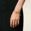 Pulsera Ami de Coeur de latón dorado martillado Pulsera Ami de Coeur de latón dorado martillado
