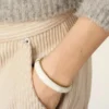 Pulsera de latón blanco martillado lacado Pulsera de latón blanco martillado lacado