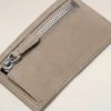 Tarjetero Carrousel con cremallera en piel de vacuno gris Tarjetero Carrousel con cremallera en piel de vacuno gris