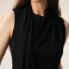 Top sin mangas Lavalliere de jersey negro