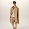 Trench de sarga de algodón repelente al agua en color beige con cinturón Trench de sarga de algodón repelente al agua en color beige con cinturón