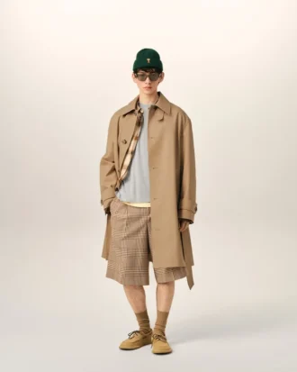 Trench de sarga de algodón repelente al agua en color beige con cinturón