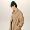 Trench de sarga de algodón repelente al agua en color beige con cinturón Trench de sarga de algodón repelente al agua en color beige con cinturón