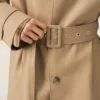 Trench de sarga de algodón repelente al agua en color beige con cinturón Trench de sarga de algodón repelente al agua en color beige con cinturón