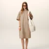 Vestido de algodón beige con cuello mao y botones