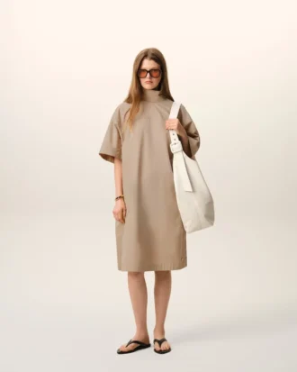 Vestido de algodón beige con cuello mao y botones