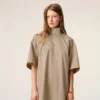 Vestido de algodón beige con cuello mao y botones