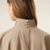 Vestido de algodón beige con cuello mao y botones