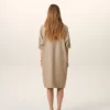 Vestido de algodón beige con cuello mao y botones