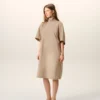 Vestido de algodón beige con cuello mao y botones