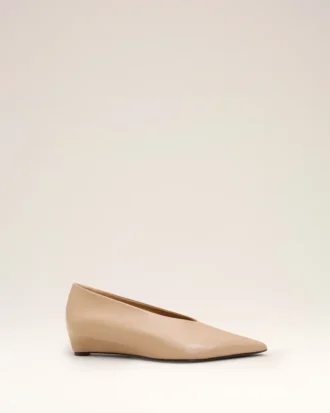 Zapatos de salón con cuña y punta afilada de piel de cordero beige