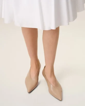Zapatos de salón con cuña y punta afilada de piel de cordero beige