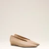 Zapatos de salón con cuña y punta afilada de piel de cordero beige Zapatos de salón con cuña y punta afilada de piel de cordero beige
