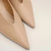 Zapatos de salón con cuña y punta afilada de piel de cordero beige Zapatos de salón con cuña y punta afilada de piel de cordero beige